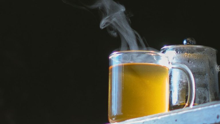 Vinaigre de cidre + eau chaude le soir